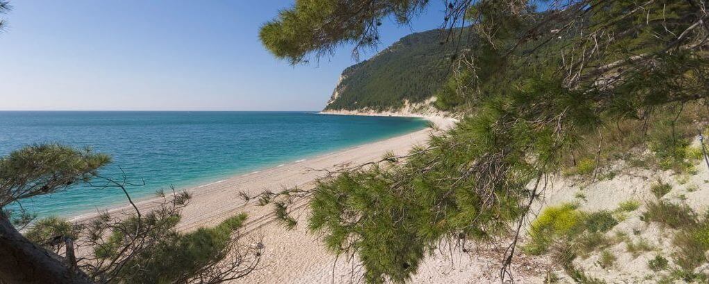 Spiaggia Dei Sassi Neri A Sirolo Ancona Marche